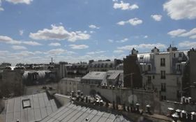 Sous les toits de Paris shared place